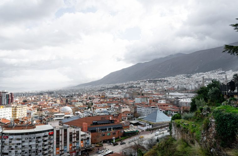 Luchtfoto van Bursa met bergen, de stad waar de serie Gülcemal zich afspeelt