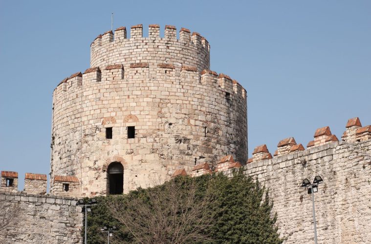 Ottomaanse vesting Yedikule in Istanbul als sfeerbeeld bij Kuruluş Osman