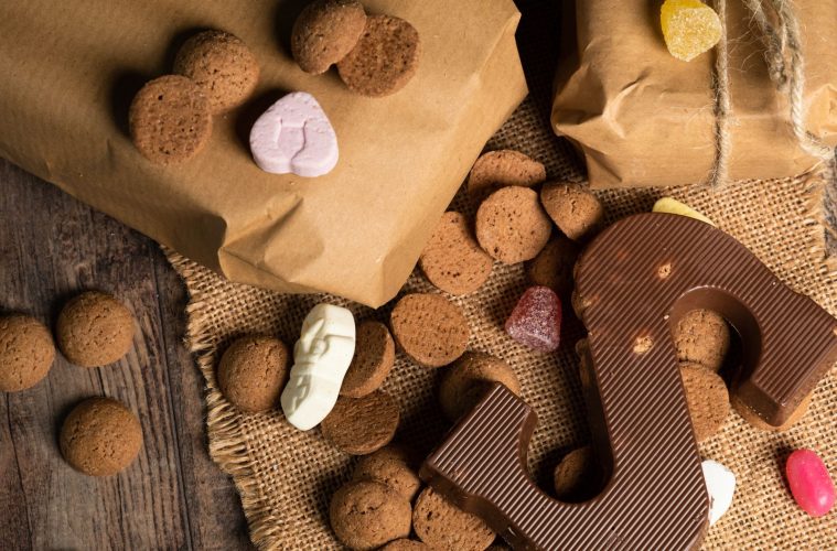 Chocoladeletter met pepernoten en snoepgoed, sfeerbeeld voor Sinterklaasfilms