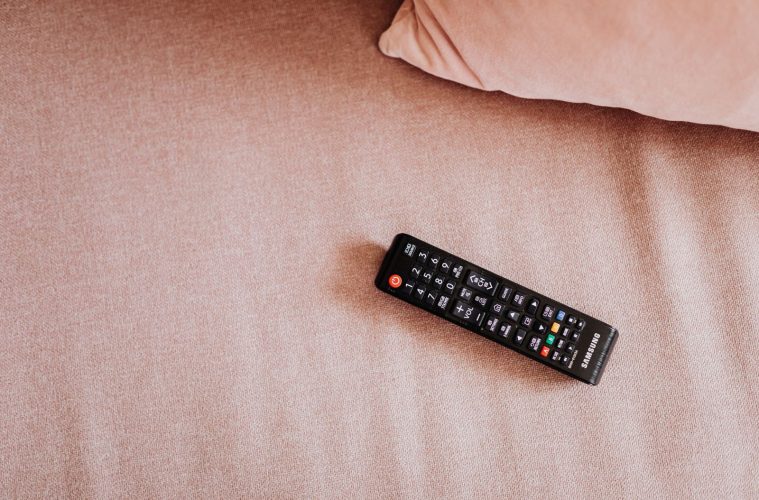 Afstandsbediening op een bank, sfeerbeeld bij Turkse series kijken met ondertiteling