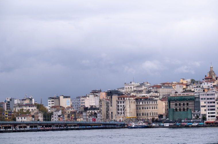 Istanbul met de Galatatoren aan de Bosporus, decor van de serie Erkenci Kuş