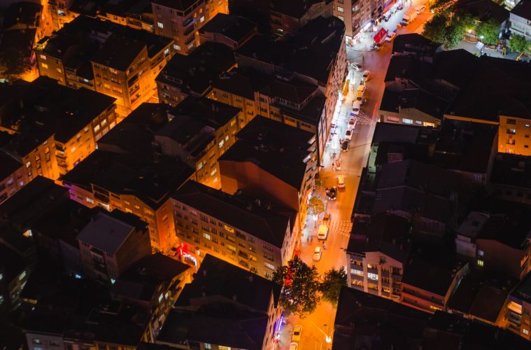 Verlichte straten van Istanbul bij nacht, sfeerbeeld bij de actieserie Gaddar