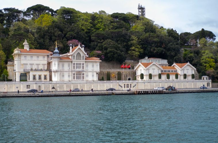 Villa aan de Bosporus in Istanbul als sfeerbeeld bij de serie Kızılcık Şerbeti
