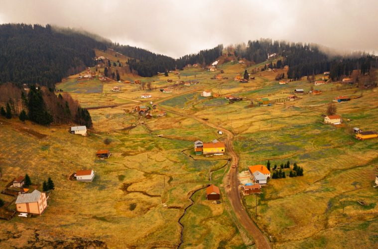 Groene heuvels en een dorp in de regio Trabzon, decor van Taşacak Bu Deniz