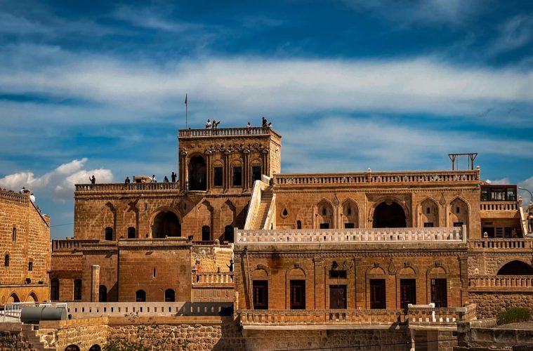 Historische stenen huizen in Mardin, waar de serie Uzak Şehir zich afspeelt